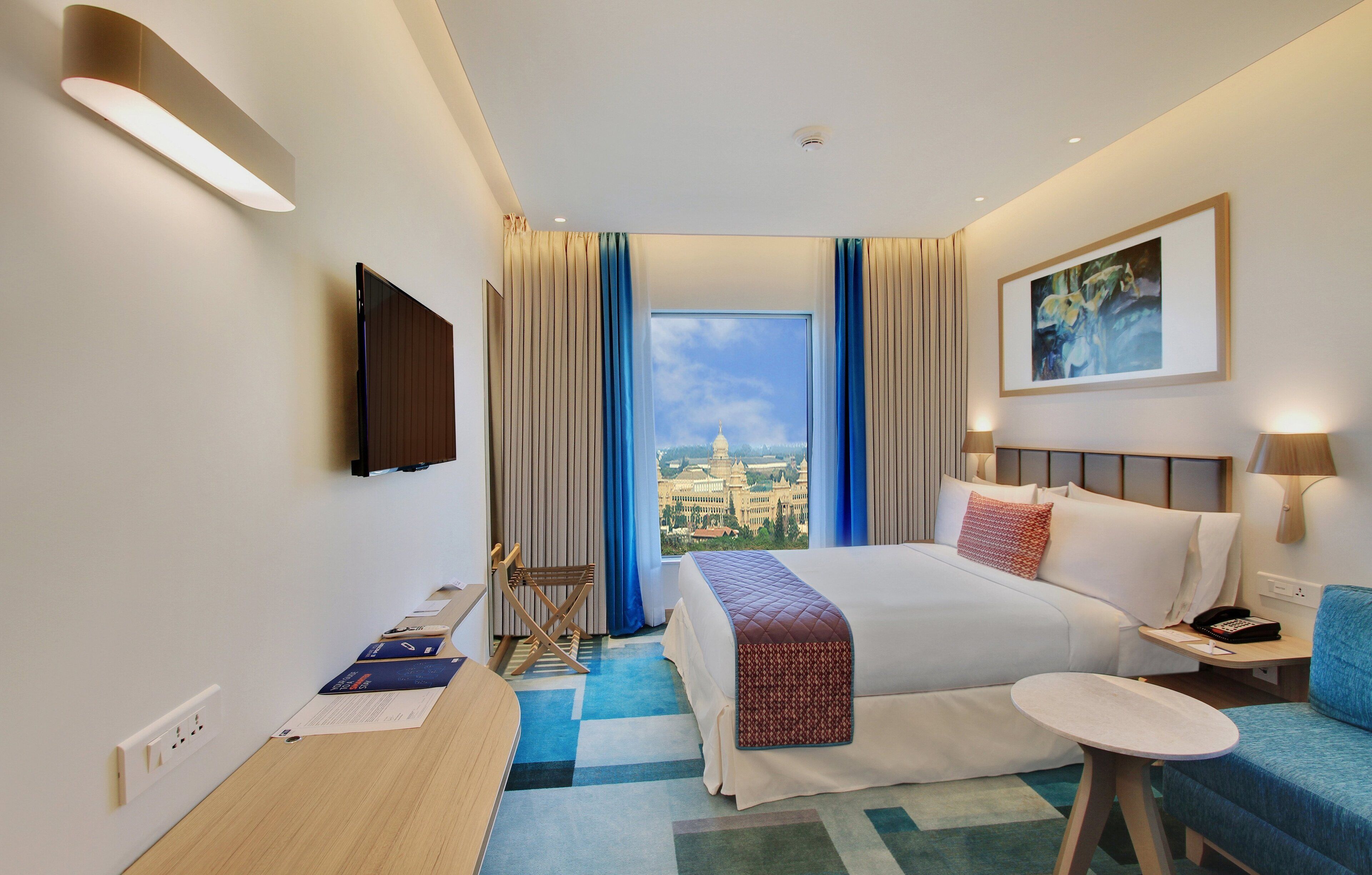 Standard Room, 1 Queen Bed (Turf View) | Premium bedding, in-room safe, desk, laptop workspace