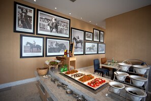 Petit déjeuner buffet servi tous les jours en supplément