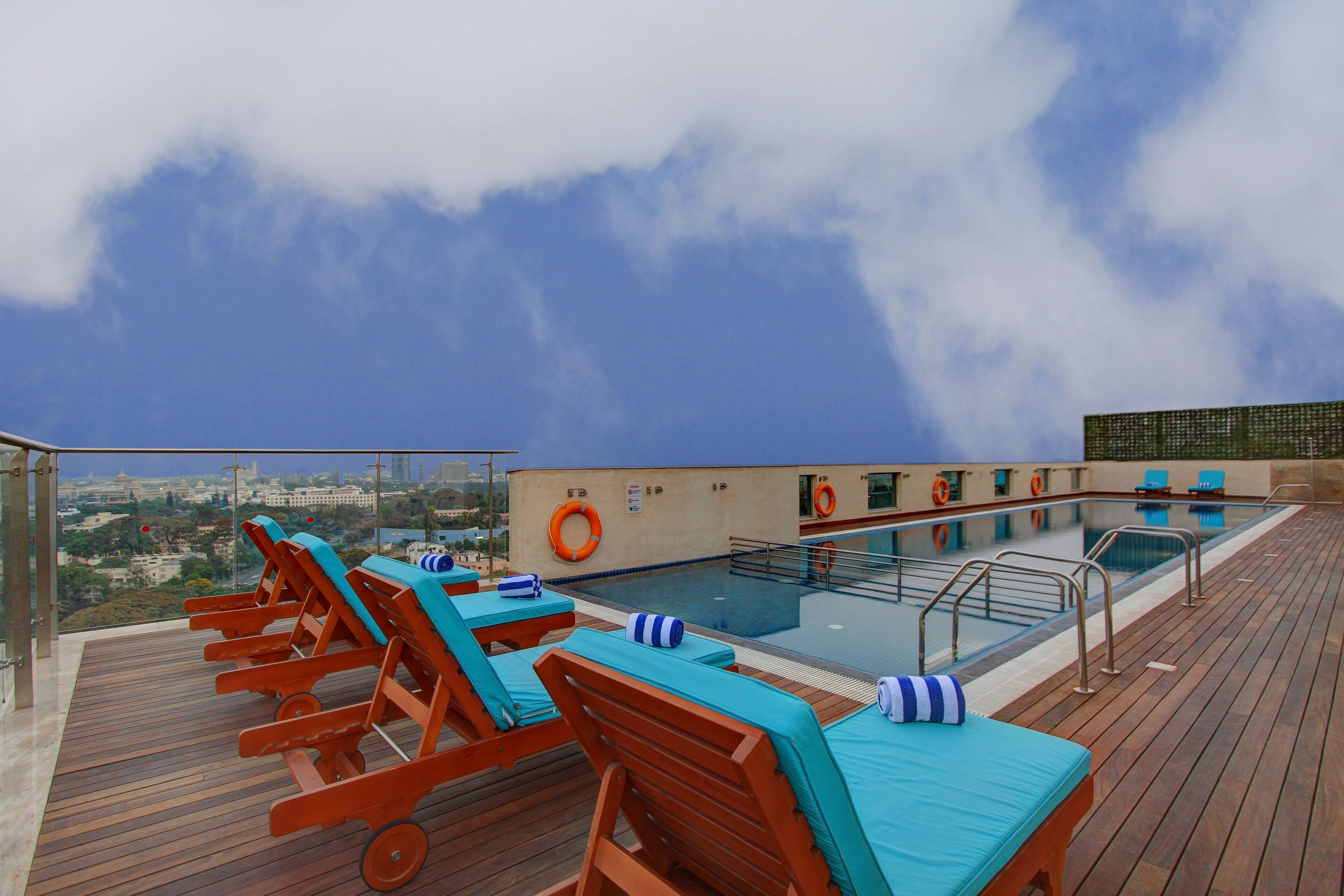 Piscine extérieure, chaises longues