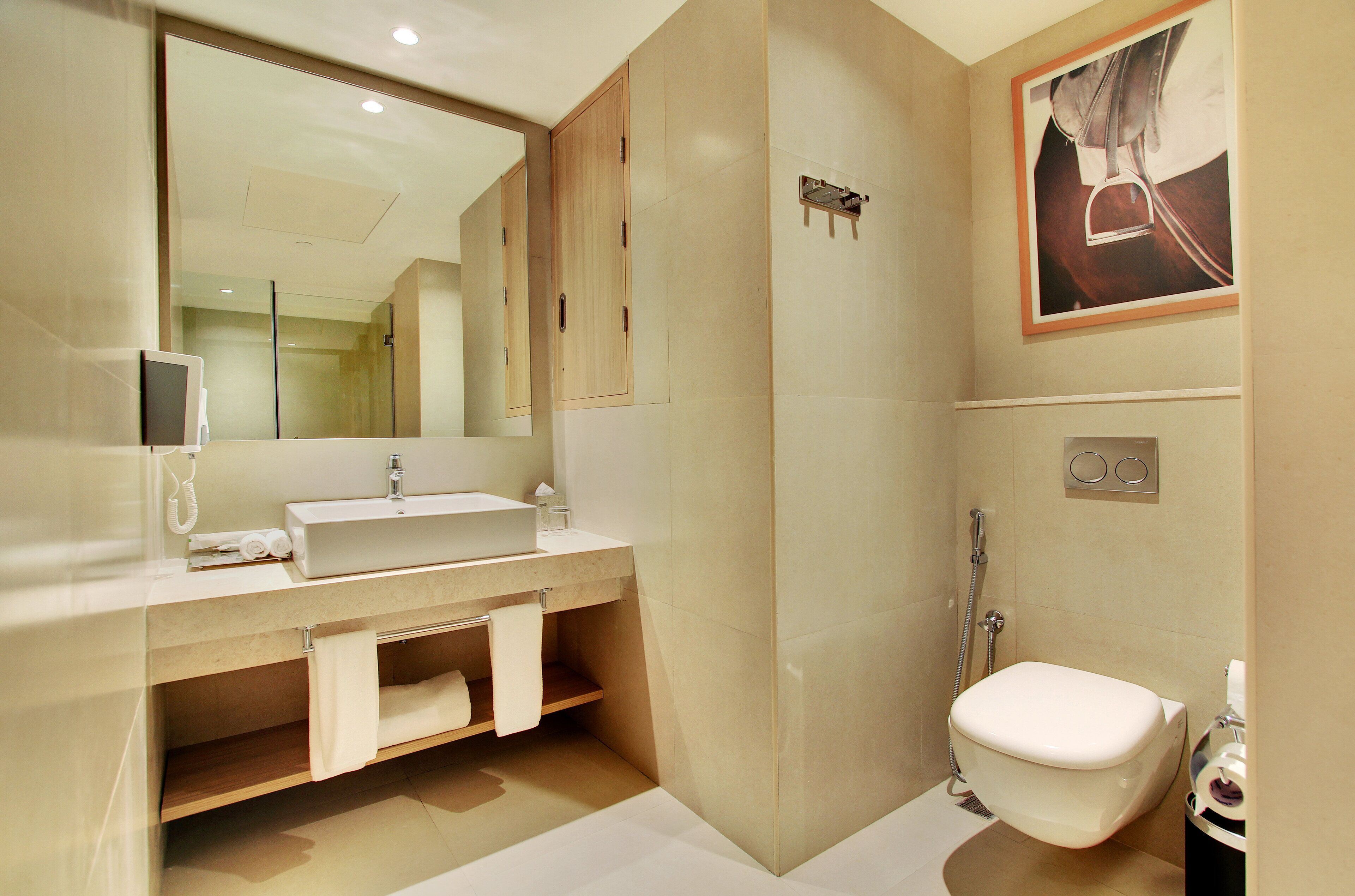 Une salle de bain moderne avec un lavabo, un miroir et des toilettes.