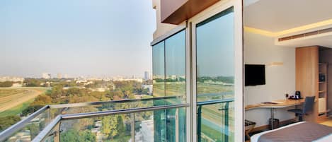 Chambre Standard, 1 grand lit, fumeurs, balcon (Turf View) | Literie de qualité supérieure, coffres-forts dans les chambres