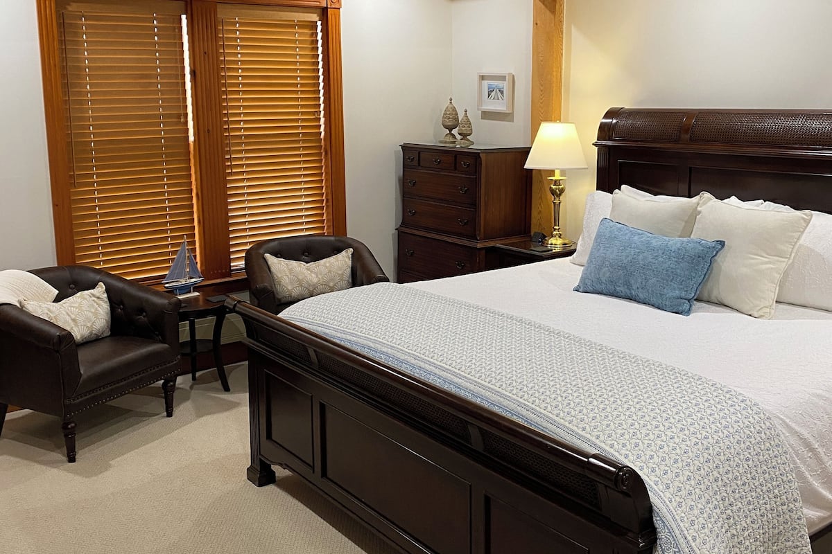 Deluxe Room, 1 King Bed, Fireplace, Bay View | Individually decorated, individually furnished, iron/ironing board