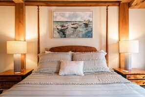 Rom, 1 queensize-seng, utsikt mot bukt (Helmsman’s Quarters) | Individuelt dekorert, individuelt innredet og strykejern/-brett