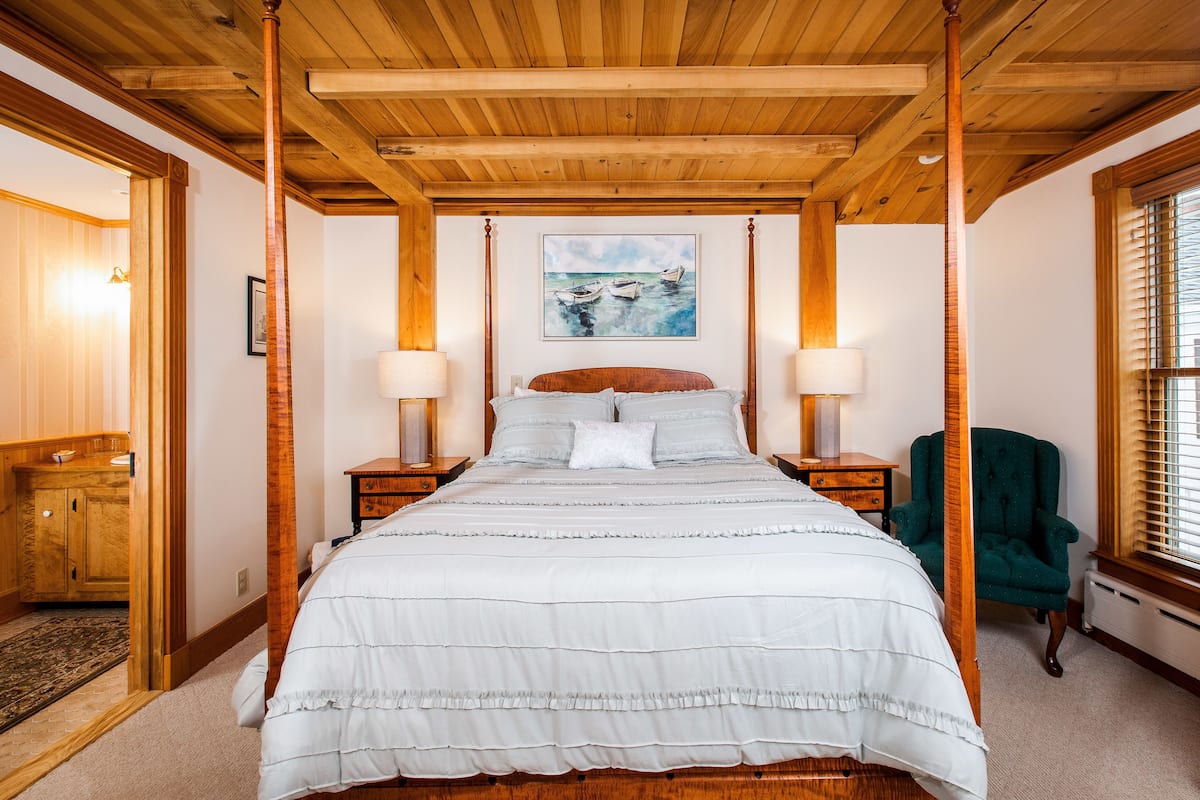 Room, 1 Queen Bed, Bay View (Helmsman’s Quarters) | Individually decorated, individually furnished, iron/ironing board