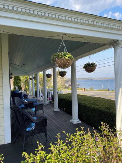 喷火旅馆床和早餐