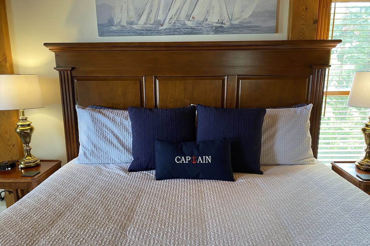 Room, 1 King Bed, Jetted Tub, Bay View (Captain's Quarters) | Individually decorated, individually furnished, iron/ironing board