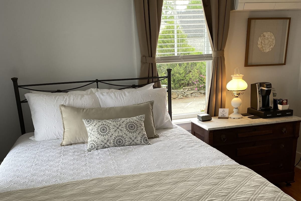 Room, 1 Queen Bed, Bay View (The Fo'c'sle) | Individually decorated, individually furnished, iron/ironing board