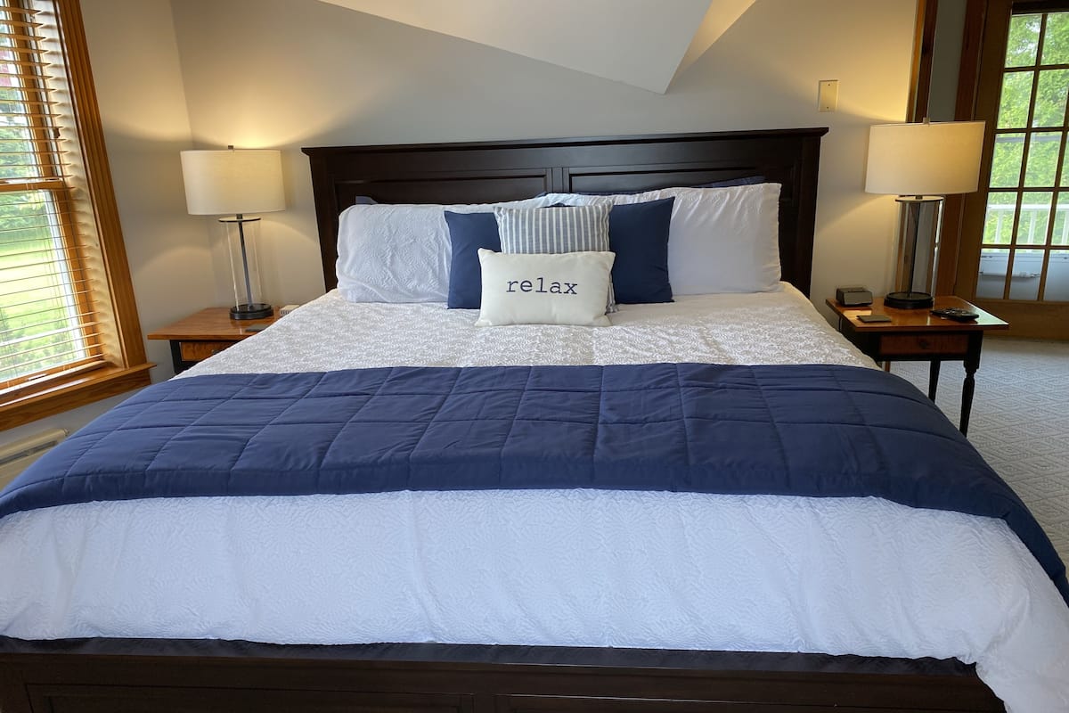Room, 1 King Bed, Jetted Tub, Bay View (The Crow's Nest) | Individually decorated, individually furnished, iron/ironing board
