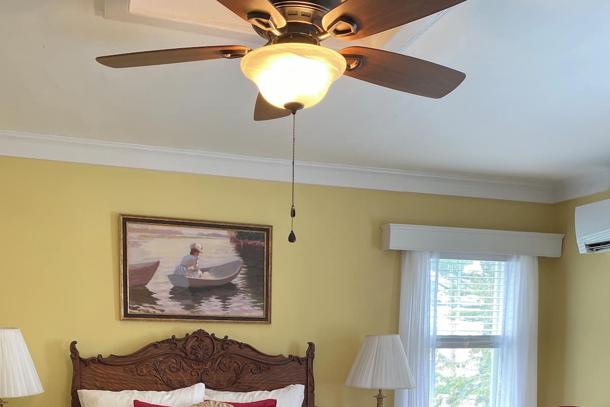 Room, 1 Queen Bed, Bay View (First Mate's Quarters) | Individually decorated, individually furnished, iron/ironing board