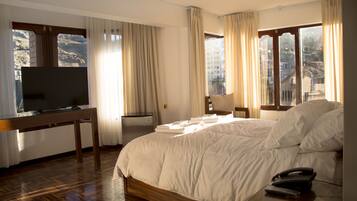 Deluxe Suite, 1 King Bed, City View, Mountainside | Minibar, in-room safe, desk, soundproofing