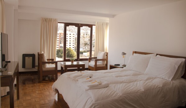 Deluxe Suite, 1 King Bed, City View, Mountainside