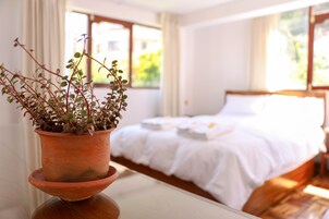 Family Room | Minibar, in-room safe, desk, soundproofing