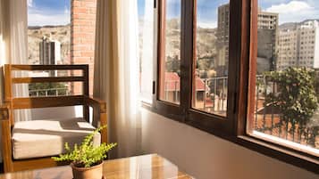 Suíte luxo, 1 cama King, vista para a cidade, ao lado da montanha | Vista do quarto
