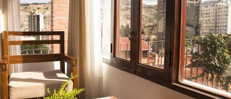 Deluxe-Suite, 1 King-Bett, Stadtblick, Bergseite | Ausblick vom Zimmer