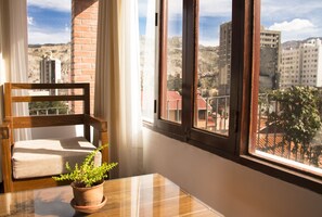 华丽套房, 1 张特大床, 城市景观, 山腰 | 客房景观