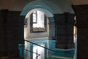Innenpool, geöffnet von 09:00 Uhr bis 20:00 Uhr, Liegestühle