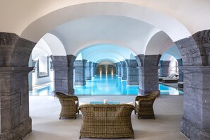 Piscine couverte, accès possible de 09 h 00 à 20 h 00, chaises longues 