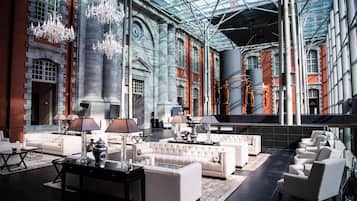 2 bares y 1 salón en el vestíbulo