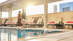室外游泳池，開放時間為 06:00 至 22:30，提供泳池遮陽傘和日光浴躺椅
