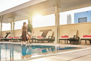 Ulkouima-allas avoinna 6.00–22.30, aurinkovarjoja, aurinkotuoleja