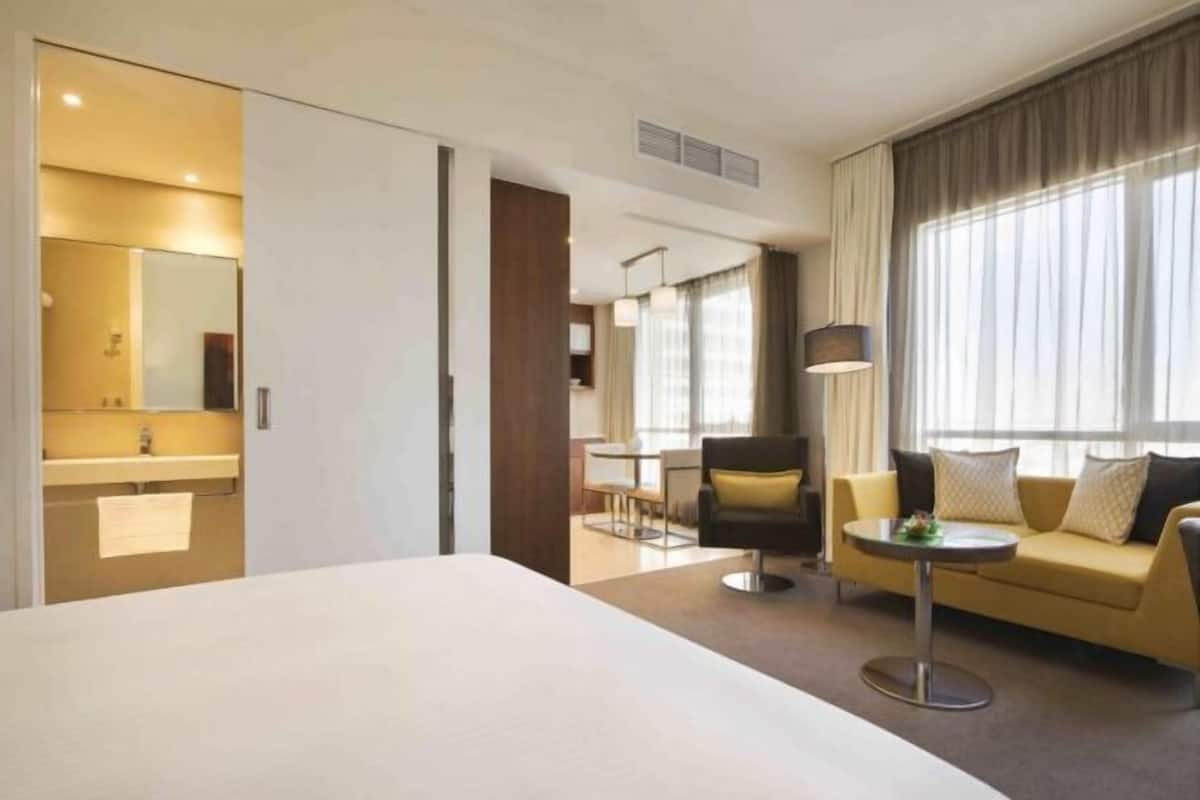 Minibar, coffres-forts dans les chambres, bureau