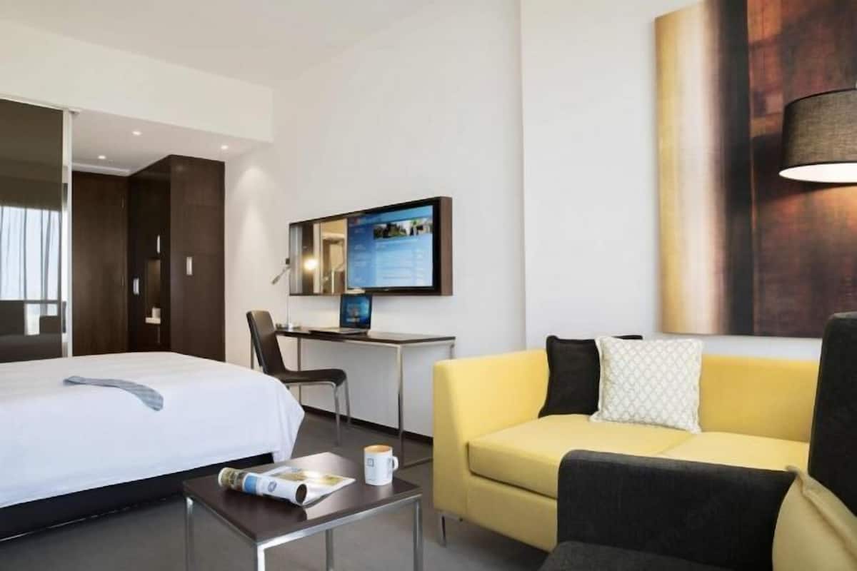 Minibar, coffres-forts dans les chambres, bureau