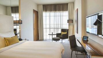 Minibar, caja de seguridad en la habitación y escritorio