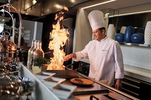 3 restaurants, servant le déjeuner et le dßner; cuisine internationale