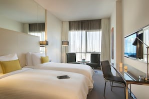 Minibar, két bảo mật tại phòng, bàn 