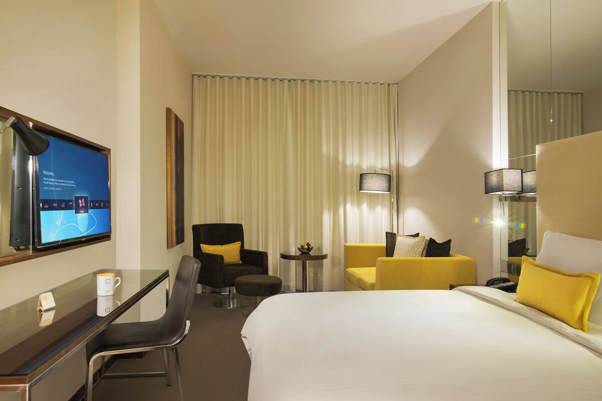 Frigobar, cofres nos quartos, escrivaninha