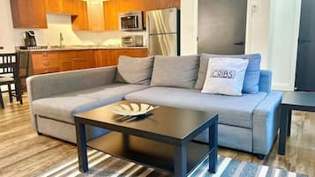 Condo, 1 Bedroom, Patio (Unit 5) | Ruang tamu | TV skrin rata, Netflix, lantai dipanaskan