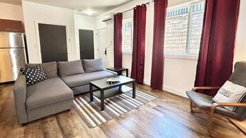 Apartment, 1 Schlafzimmer, Terrasse (Unit 5) | Wohnbereich | Flachbildfernseher, Netflix, Fußbodenheizung