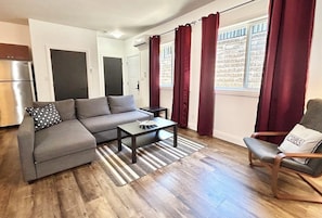 Condo, 1 phòng ngủ, sân hiên (Unit 5) | Khu phòng khách | TV màn hình phẳng, Netflix, sàn nhà có sưởi 