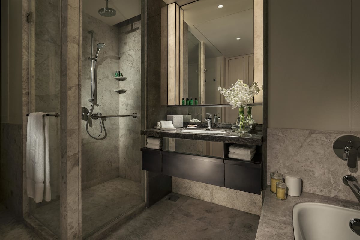 combined shower/bathtub, deep-soaking bathtub, free toiletries