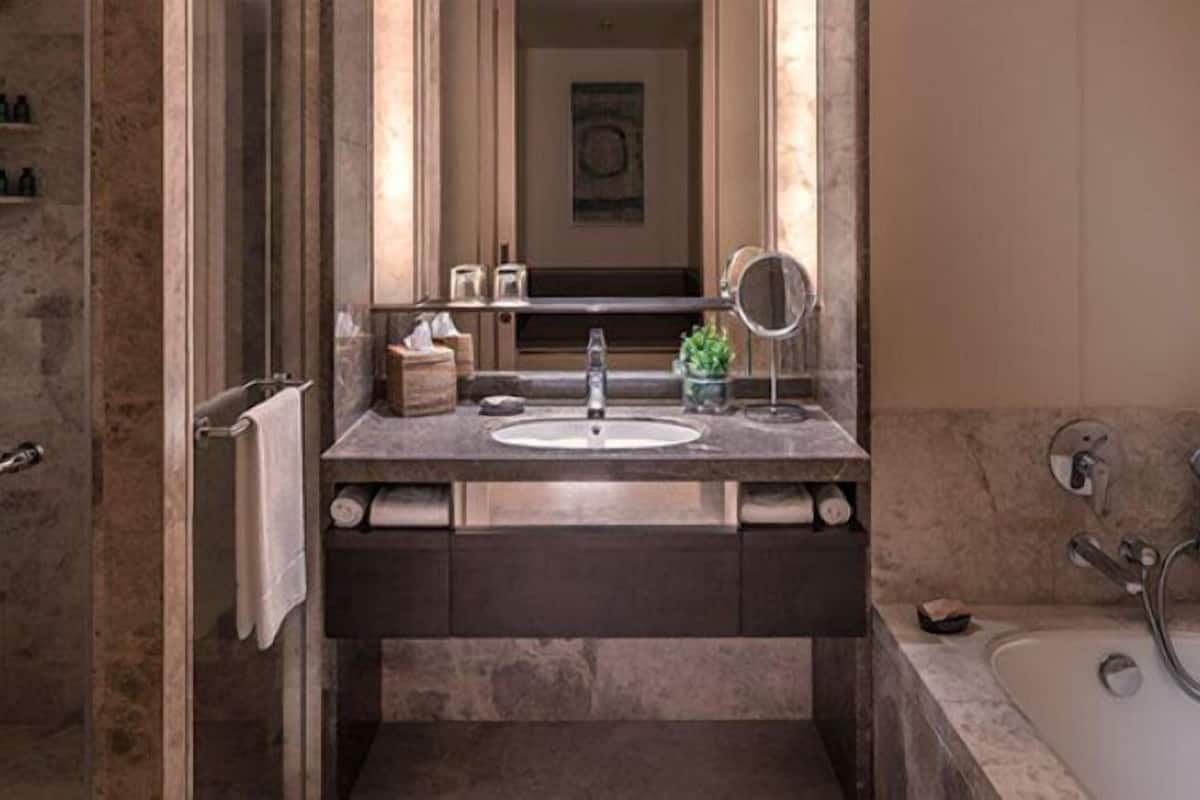 Combined shower/tub, deep soaking tub, free toiletries, bathrobes