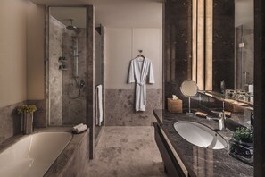 Combined shower/bathtub, deep-soaking bathtub, free toiletries - Shangri-La Colombo (Colombo)