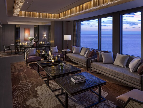 Suite (Shangri-La) | Egyptian cotton sheets, down comforters, minibar, in-room safe - Shangri-La Colombo (Colombo)