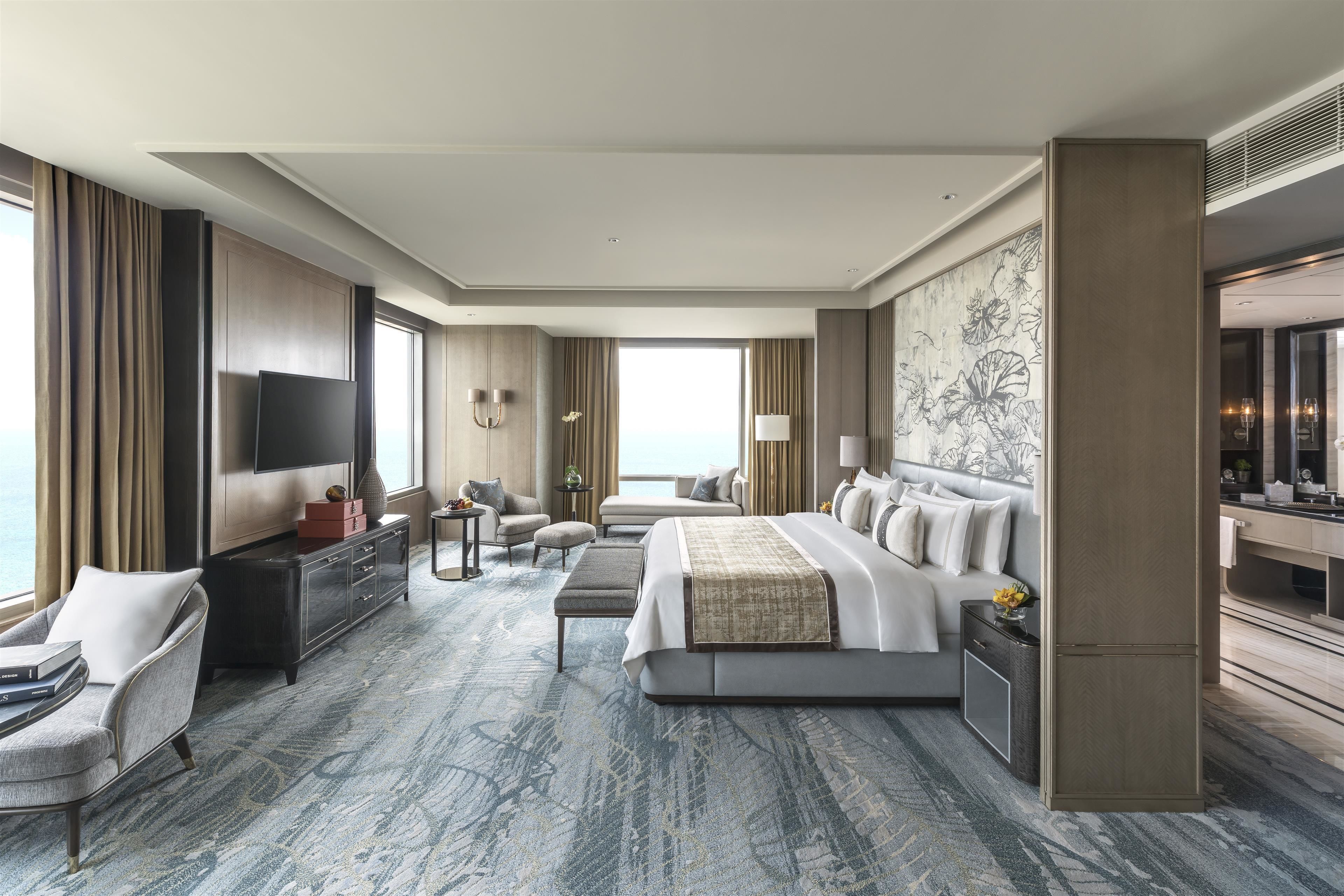 suite (shangri-la) | egyptian cotton sheets, down duvets, minibar, in-room safe