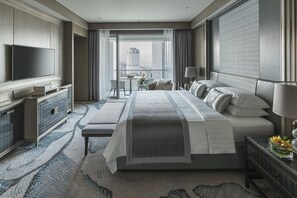 Suite (Specialty) | Egyptian cotton sheets, down comforters, minibar, in-room safe - Shangri-La Colombo (Colombo)