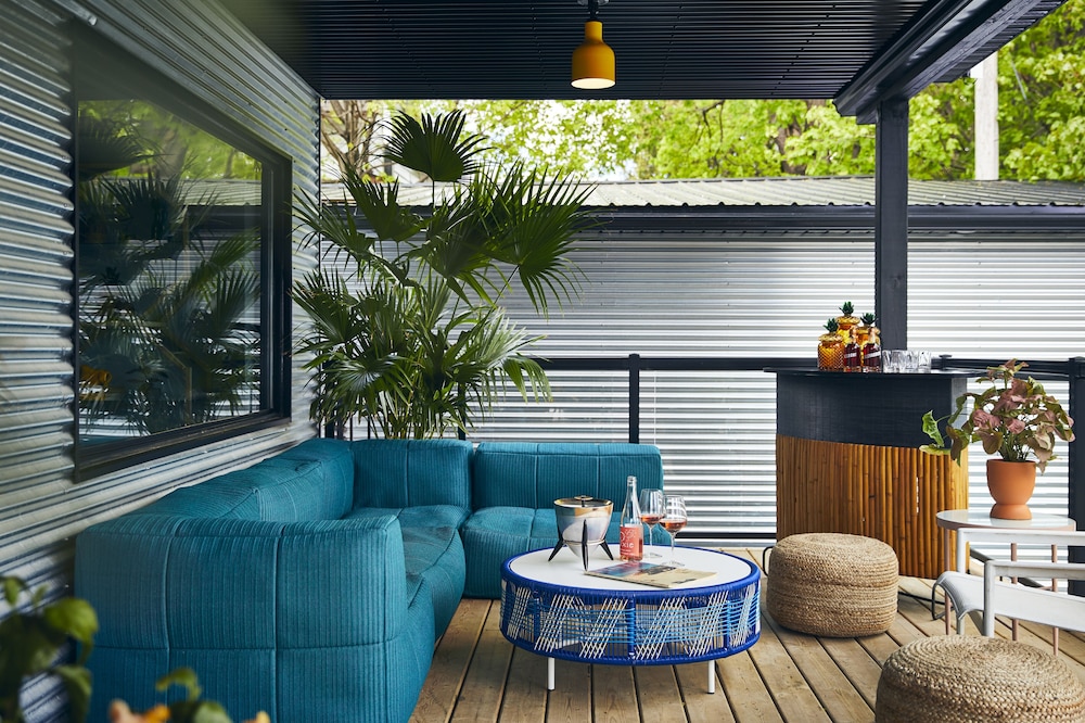 Drake Motor Inn by null