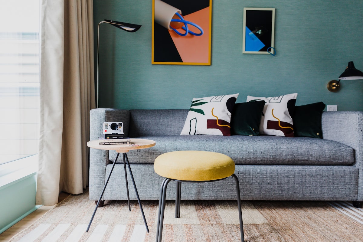 Den Queen at Drake Motor Inn | Premium bedding, minibar, in-room safe, laptop workspace