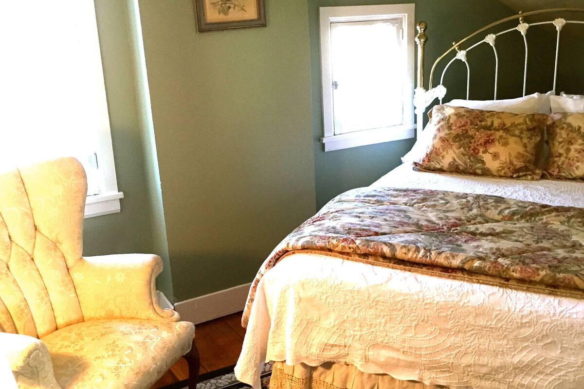 Room, 1 Queen Bed (Nellie) | Iron/ironing board, WiFi (free)