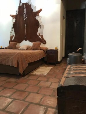 Soundproofing, free cribs/infant beds, rollaway beds, free WiFi - La Vaca Tranquila (San Carlos)
