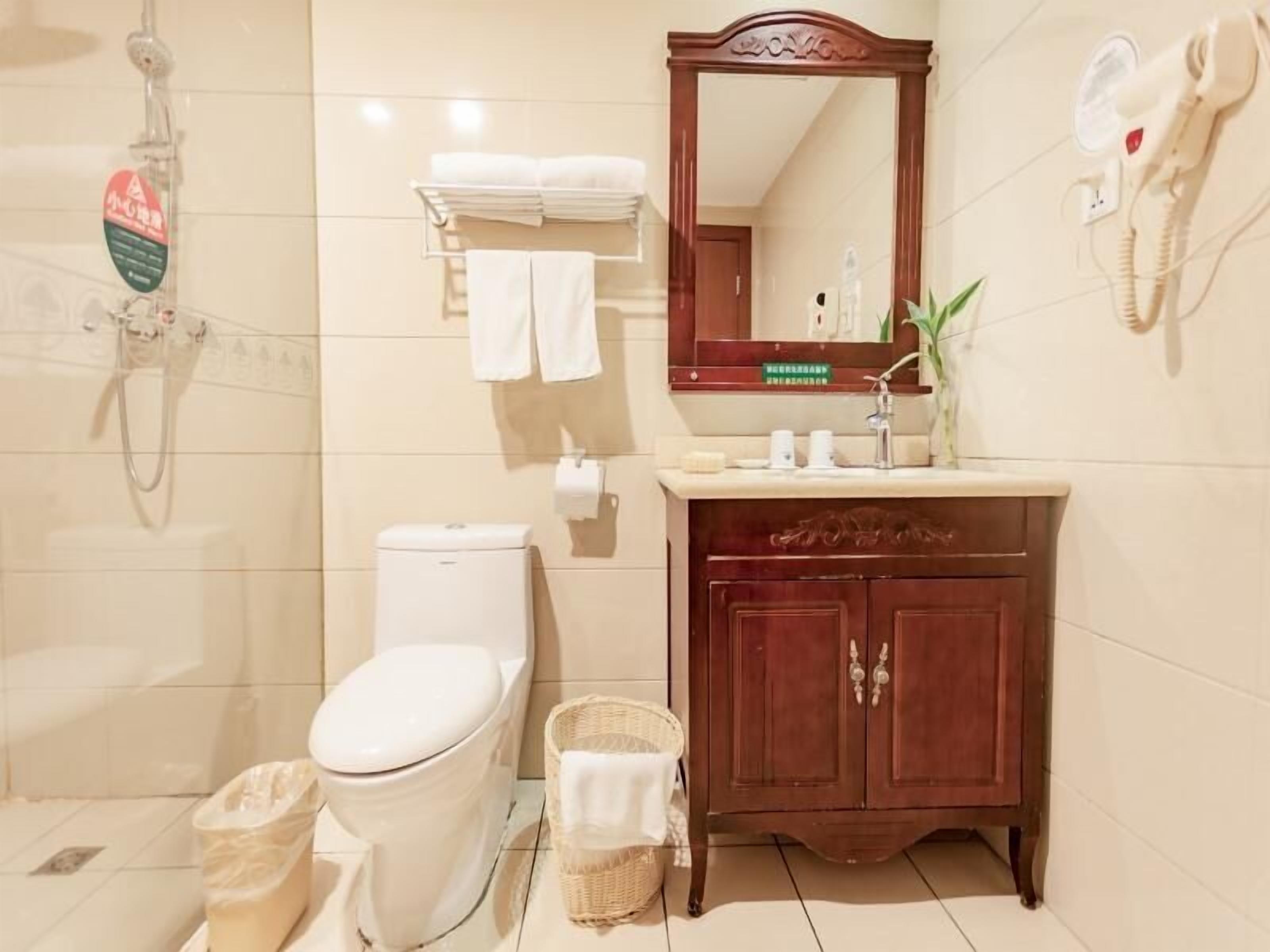 bathroom | shower, free toiletries, towels