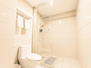 Badezimmer | Dusche, kostenlose Toilettenartikel, Handtücher