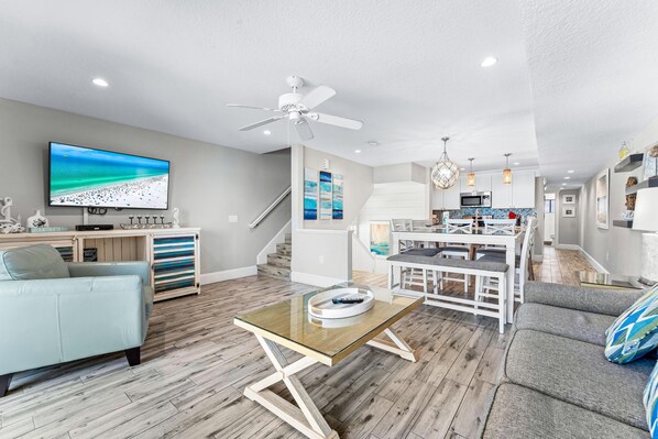 Living area - Fanta-Sea on the Beach by Beachside Management - 49 Beach Rd (Siesta Key)
