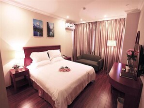 In-room safe, blackout drapes, iron/ironing board, free WiFi - Greentree Inn Anhui Wuhu Zhongshan Road Pedestrian (Wuhu)