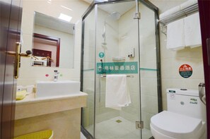 Bruser, gratis toiletartikler, hårtørrer, hjemmesko