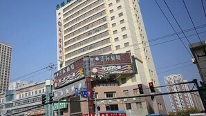 A multi-story hotel with a prominent sign on the facade. - Greentree Inn Lanzhou Train Station Road East Business Hotel (Lanzhou)