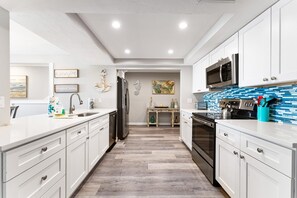 Maison mitoyenne, plusieurs lits, vue plage (Fanta-Sea 53) | Cuisine privée | Réfrigérateur, micro-ondes, four, plaque de cuisson